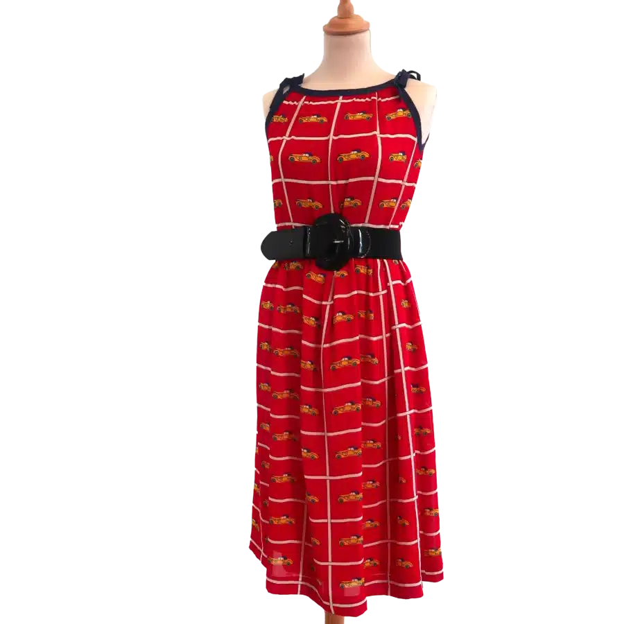 robe rouge voiture friperie vintage